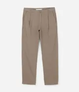 Pantalón recto de viscolino liso color beige, con cierre de botón y cremallera, y bolsillos tipo cuchillo.