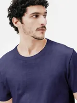 Camiseta básica de manga corta y cuello redondo, color rojo oscuro.