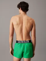 Short de baño verde con cintura elástica negra con el logo de Calvin Klein en blanco.