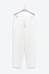 Pantalón de lino blanco con cintura elástica y cordón ajustable. Corte recto y holgado.