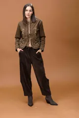 Chaqueta color chocolate con cierre frontal mediante lazos, manga larga y bordados decorativos en contraste en el frente y los bordes.