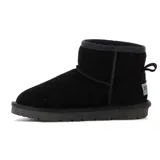 Pantubota de caña baja confeccionada en cuero gamuzado resistente al agua, con interior forrado y suela de goma dentada.