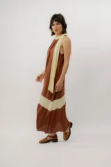 Vestido largo color marrón con detalles en tono marfil, escote halter y lazo largo en el cuello.