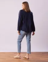 Camisa color verde oliva de lyocell, marca Cyrus. Tiene cuello con solapa, abertura central con botones, mangas 3/4 regulables con presilla y botón, y dos bolsillos delanteros aplicados.