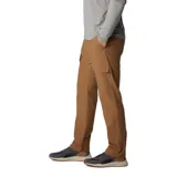 Pantalón cargo de corte recto en color marrón, con bolsillos laterales con cierre a presión y asiento reforzado, diseñado para actividades al aire libre y uso urbano.