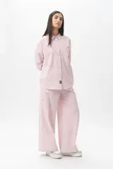 Pantalón pijama de algodón a rayas verticales, corte ancho y seis bolsillos.