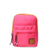 Mochila fucsia acolchada con detalles en naranja, cierre con cordones blanco y negro y logo de la marca en la parte inferior.