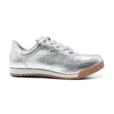 Championes plateados con diseño cuadriculado, cordones y suela marrón.