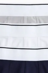 Pack de tres calzoncillos tipo trunk: uno azul marino, uno blanco y uno gris claro. Todos con cintura elástica blanca y costuras planas. Confeccionados en punto elástico de algodón con tecnología Lycra® Xtra Life™.