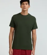 Remera de algodón y poliéster color verde militar, con textura vertical perforada, cuello redondo y manga corta, de diseño regular.