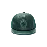 Gorra trucker verde oscuro con frente y visera de cuero sintético, paneles traseros de red y bordado frontal con diseño heráldico.
