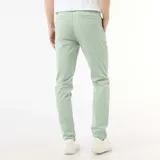 Pantalón chino de corte slim, color verde menta, con cierre de botón y cremallera, bolsillos laterales y bolsillos traseros tipo ojal.