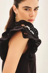 Remera de jersey de algodón color blanco, de calce recto y escote redondo, con detalle de doble volado de broderie en las mangas.