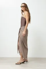 Pareo largo de color rojo, confeccionado en tela liviana con textura arrugada, ideal para usar sobre trajes de baño.