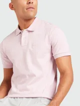 Remera polo color rosado, corte slim fit, confeccionada en piqué de algodón.