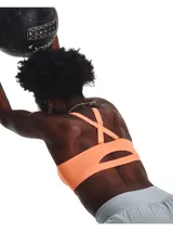 Top deportivo Under Armour con tecnología UA SmartForm, diseñado para soporte medio. Presenta un diseño de escote en V con relleno moldeado, paneles de malla estratégicos para mayor transpirabilidad y tirantes ajustables. Confeccionado en tejido elástico que absorbe el sudor y se seca rápidamente.
