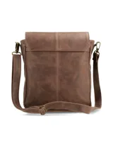 Bandolera Hush Puppies de cuero sintético marrón, con solapa frontal, costuras decorativas verticales, herrajes metálicos de bronce envejecido y correa ajustable.