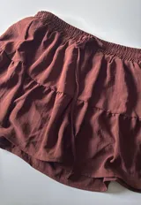 Minifalda marrón con volados y cintura elastizada. Incluye short interno.