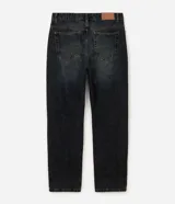 Pantalón de jean para hombre de corte recto y cintura media, confeccionado en algodón con lavado oscuro y efecto desgastado. Cuenta con cierre frontal con botón, pasadores para cinturón y bolsillos funcionales.