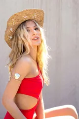Trikini rojo de lycra, con corte asimétrico, un solo tirante y abertura en el lateral.
