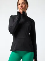 Campera deportiva de manga larga color negro con medio cierre frontal y cuello alto, confeccionada en tejido suave con spandex.