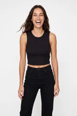 Musculosa negra de corte crop, escote redondo y diseño ajustado.