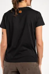 Remera de algodón peinado negro, con calce al cuerpo y escote en V de manga corta.
