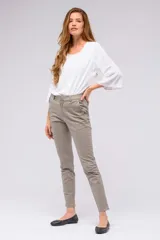 Pantalón de gabardina gris con corte clásico, bolsillos laterales y traseros, y cierre frontal con botón y cremallera. Incluye cinturón fino de cuero marrón con hebilla dorada.