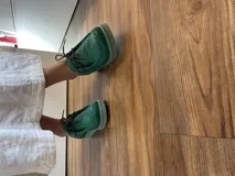 Zapato acordonado de cuero negro con suela de goma.