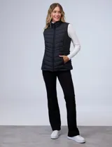 Chaleco puffer de corte entallado, con diseño capitoneado horizontal, cierre frontal completo y bolsillos laterales con cierre. Cuenta con cuello alto y forro interior de abrigo.