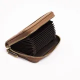 Billetera pequeña color beige con diseño tejido y cierre dorado.