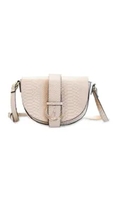Bandolera color beige con textura de piel de serpiente, tapa con presilla y hebilla metálica plateada con broche magnético. Tiene apertura con cierre bajo la tapa, bolsillos internos y correa larga regulable.