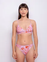 Top de bikini con estampado de flores bicolor, breteles finos regulables, forro interior y copas desmontables.