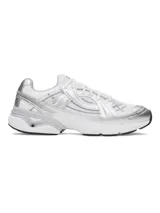 Championes deportivos Under Armour modelo Sola, con diseño retro y futurista. Presentan una base de malla blanca con superposiciones en color plateado metalizado, entresuela de EVA acolchada y suela de goma negra.