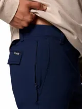 Pantalón chino Columbia de hombre, color azul marino, con tecnología Omni-Shield repelente al agua y manchas, tejido elástico, bolsillos laterales, bolsillo de seguridad con cremallera y trabilla multiusos.