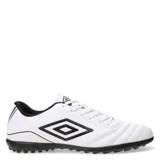 Championes de fútbol Umbro modelo Classico III TF, diseñados para césped sintético. Presentan un diseño en color blanco con detalles en negro, incluyendo el logo de la marca en el lateral y la suela con tapones bajos para mayor tracción.
