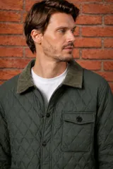 Campera capitoneada de nylon color azul marino, con cuello y detalles en pana, cierre frontal con botones y bolsillos delanteros.