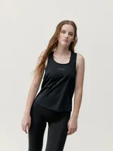 Musculosa deportiva negra de corte fluido con cuello redondo y bajo curvo. Presenta un pequeño logo estampado en el pecho y detalles reflectantes en la espalda.