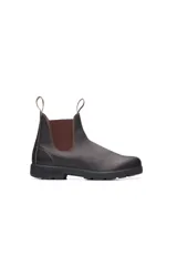 Botas tipo chelsea Blundstone modelo 500, confeccionadas en cuero premium aceitado color marrón oscuro. Presentan paneles elásticos laterales en tono marrón, tiradores en la parte superior y suela de goma antideslizante con sistema de absorción de impactos.