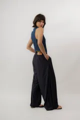 Pantalon sastrero azul marino, de corte ancho y fluido, con cintura elastizada y diseño holgado.