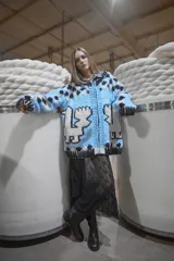 Cardigan de lana tejido a mano en Uruguay, de calce holgado, con cuello a la base y puños.