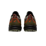 Championes de running Asics Gel-Venture 8 en color verde oliva con detalles en negro y naranja. Presentan una estructura robusta con tecnología GEL en la entresuela para mayor amortiguación y una suela diseñada para terrenos irregulares.