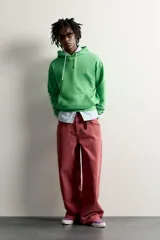 Jeans baggy fit de corte holgado y tiro medio, confeccionados en denim de algodón con efecto lavado en color bordó. Presentan diseño clásico de cinco bolsillos y cierre frontal con botones. Colección especial Fruit of the Loom x Zara.