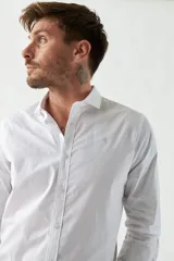 Camisa blanca de manga larga, corte slim fit, con logo bordado y cartera con botones.
