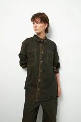 Sobrecamisa negra de algodón, de manga larga y corte unisex, con botones veteados.