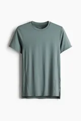 Remera deportiva verde con cuello redondo, mangas cortas, bajo recto con aberturas laterales y espalda algo más larga.