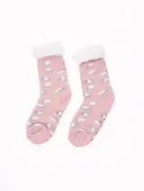 Medias de descanso rosadas con estampado animal print, diseño de caña media y puño con vuelta de sherpa blanca.