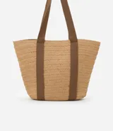 Bolso de playa tipo tote de paja color beige con asas de tela marrón.