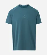 Remera deportiva de manga corta con cuello redondo, confeccionada en tejido técnico con tecnología Dry para mayor transpirabilidad y secado rápido. Presenta un diseño minimalista con logo pequeño en el centro del pecho y detalles de corte láser para ventilación.