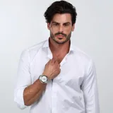 Reloj Maserati Traguardo con caja de acero inoxidable de 45mm de diámetro, correa de metal plateada, mecanismo Miyota protegido por cristal mineral y bisel negro con escala taquimétrica.